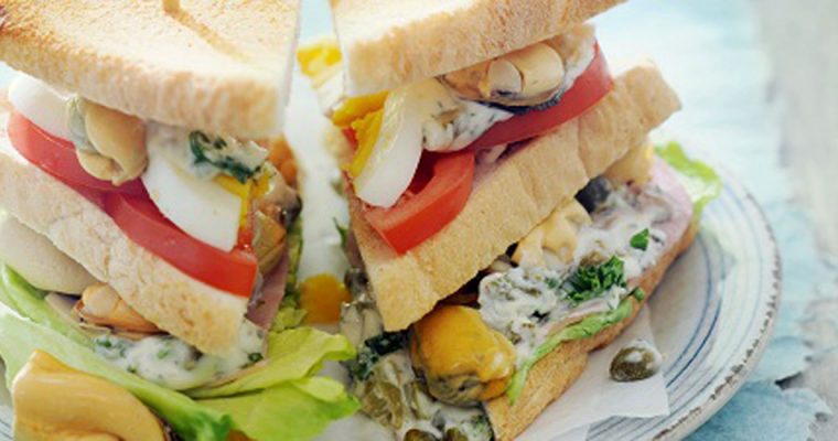 Clubsandwich met mosselen en remouladesaus
