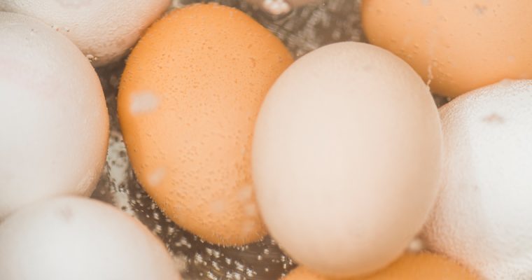 3 goede redenen om voor het koken een gaatje in je ei te prikken