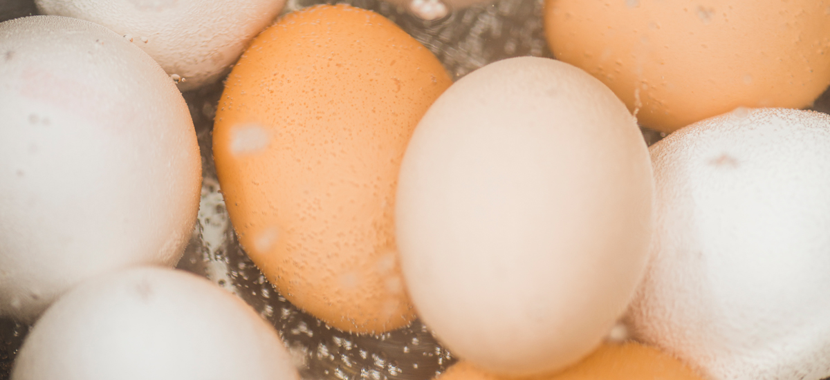 3 goede redenen om voor het koken een gaatje in je ei te prikken