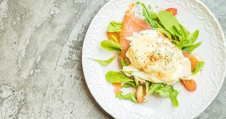 Gepocheerde eieren met gerookte zalm op toast