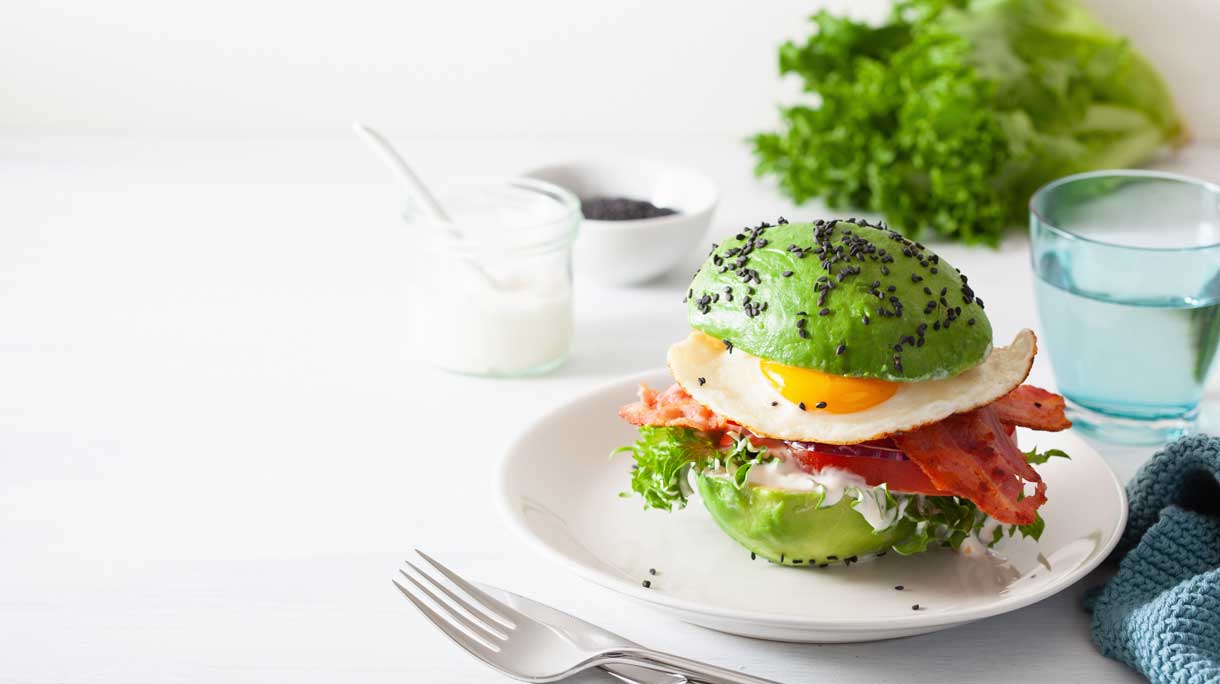 Koolhydraatarme avocadoburger met bacon en ei