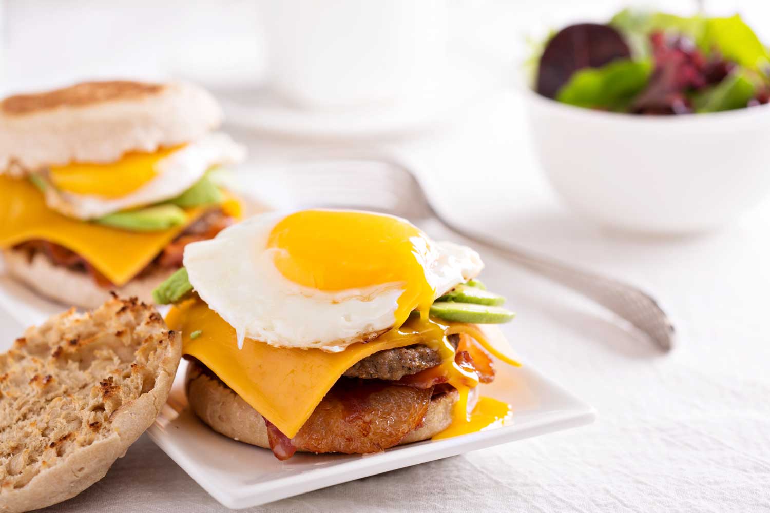 Cheeseburger met avocado en ei