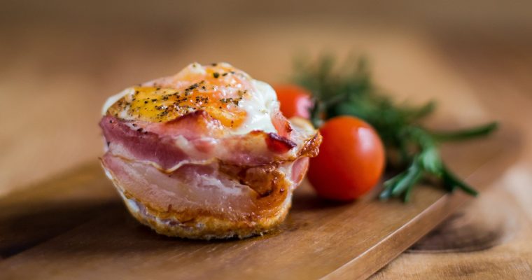 Ontbijtmuffins met bacon, ei en tomaat