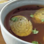 Eierflensje met tapenade in bouillon