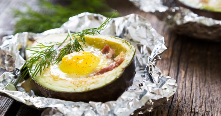 Gegrilde avocado met ei en spek van de barbecue