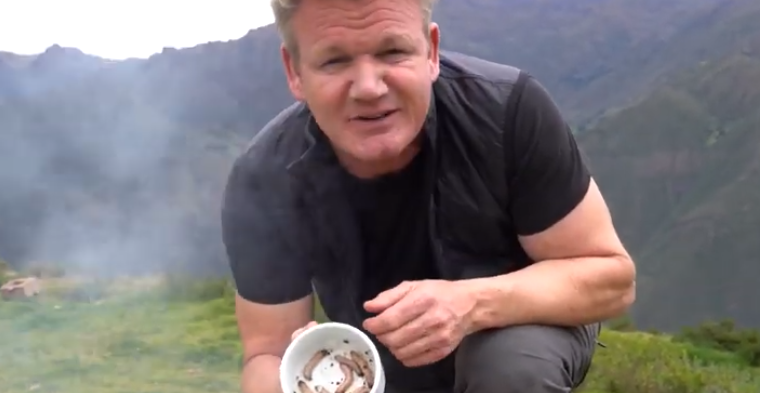 Gordon Ramsay’s roerei met Peruaanse Suri wormen (met video)