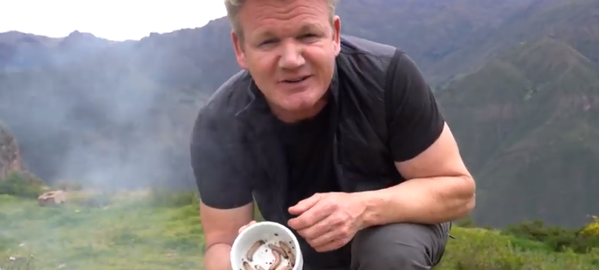 Gordon Ramsay’s roerei met Peruaanse Suri wormen (met video)
