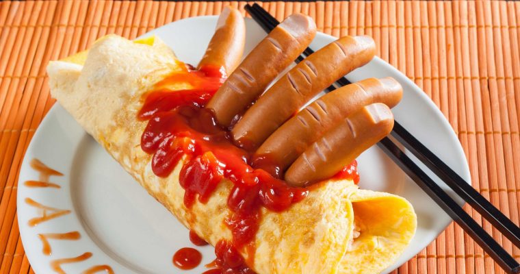 Griezelige omelet met knakworst en kaas