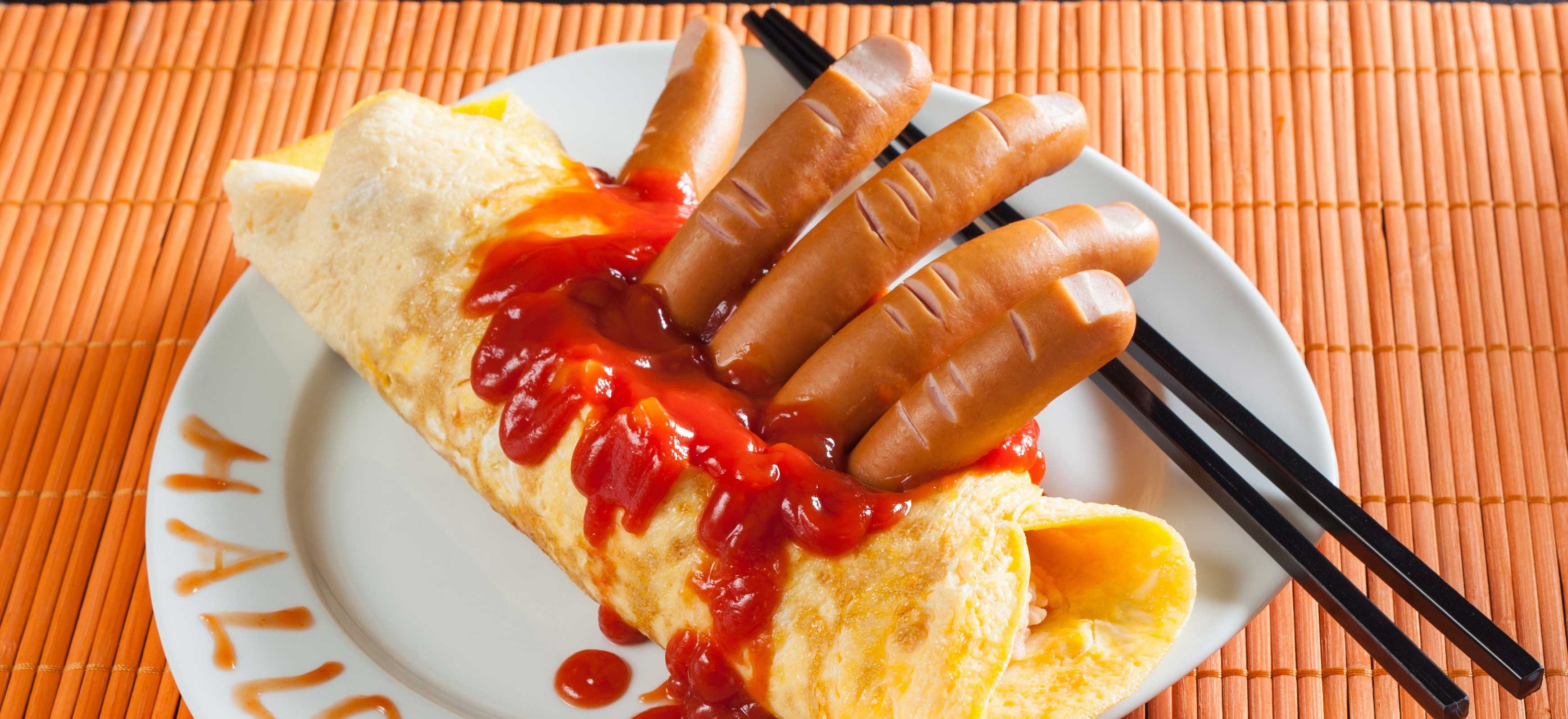 Griezelige omelet met knakworst en kaas