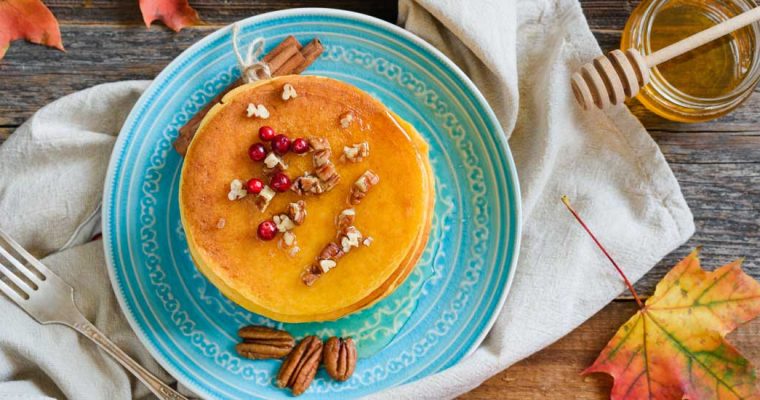 Pompoen-cranberry pannenkoekjes met pecannoten en honing