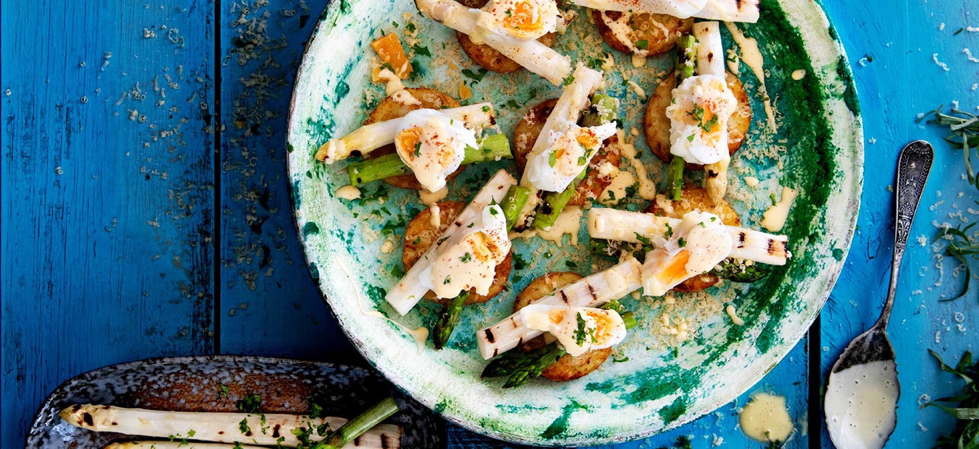 Asperges met een gepocheerd eitje en rösti rondjes