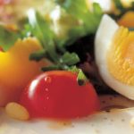 Salade met tomaat, ei en pijnboompitjes