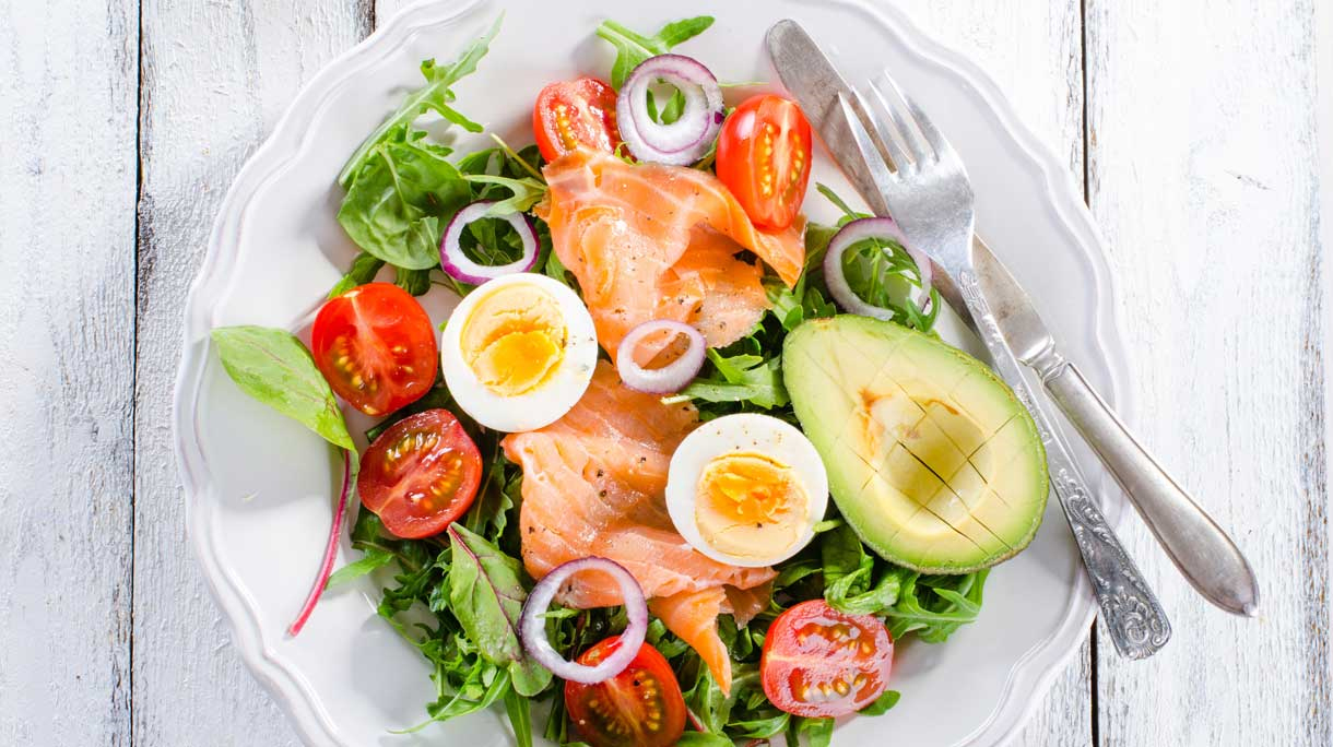 In tegenspraak waar dan ook verzameling Snelle koolhydraatarme salade met zalm en ei - Salades | Eieiei