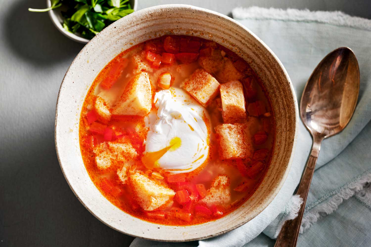 Spaanse knoflooksoep met gepocheerd ei