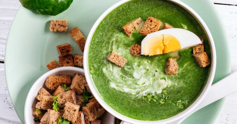 Spinazie dillesoep met croutons en ei