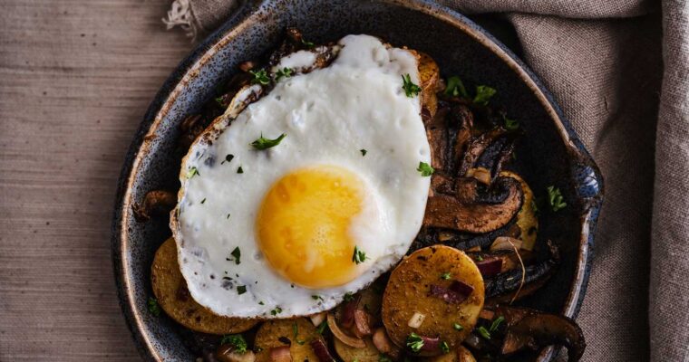 Tiroler Gröstl met portobello-‘spekjes’ en gebakken ei