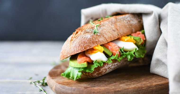 Baguette met avocado, zalm en ei
