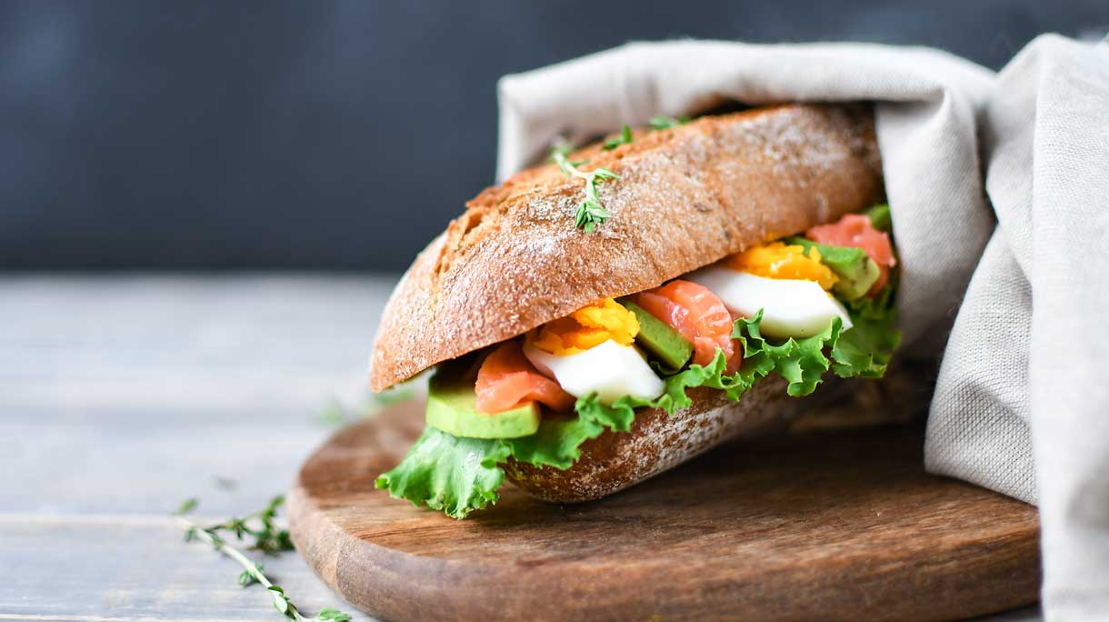 Baguette met avocado, zalm en ei