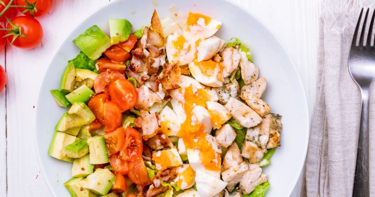 Cobb salad: gezonde salade met kip, spek, avocado en ei