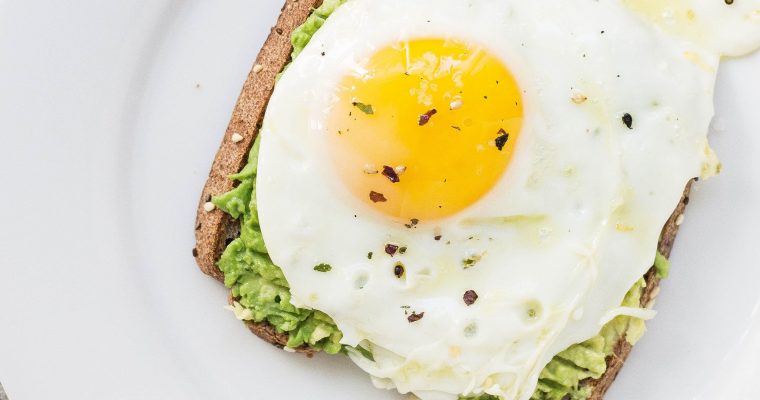 Brood met avocado en spiegelei