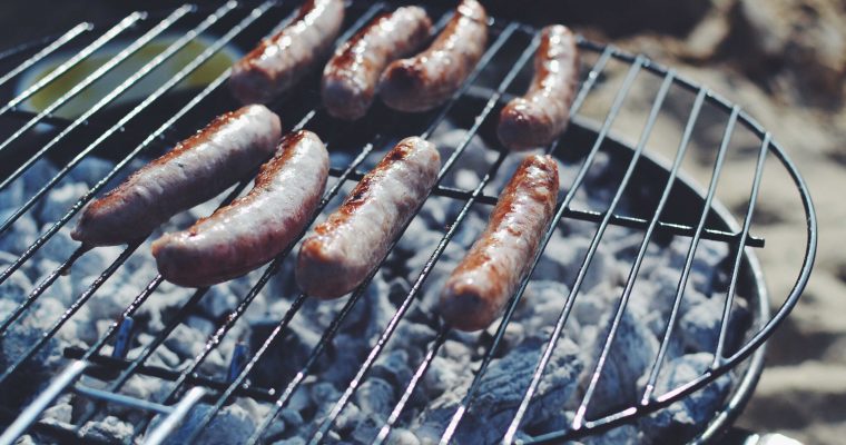 #lifehack: zo steek je de barbecue snel aan met een eierdoos