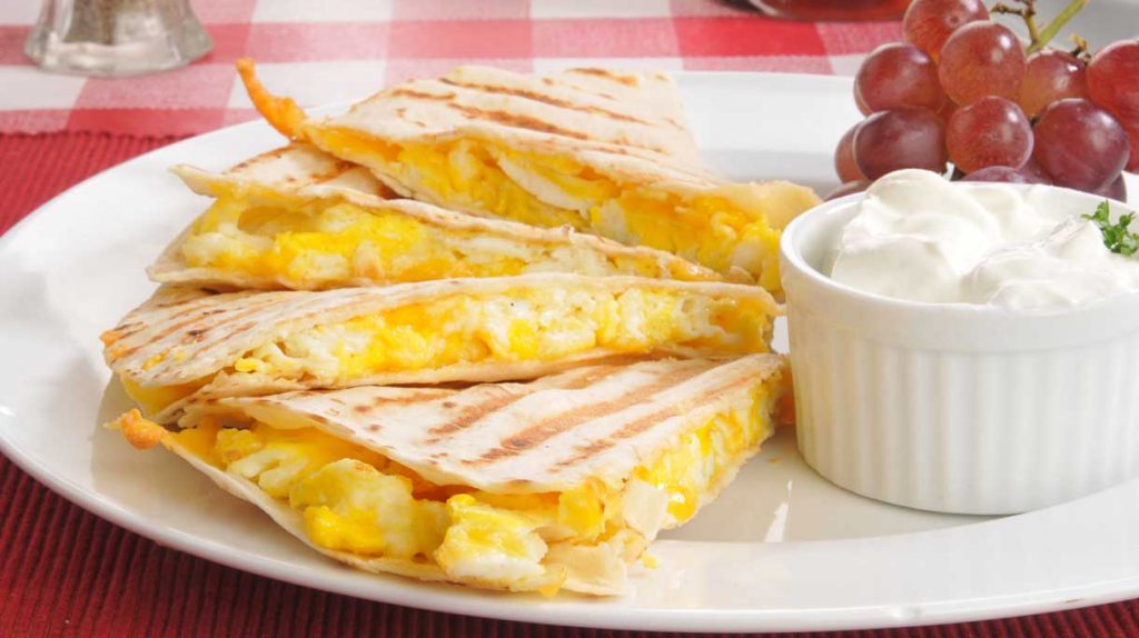 Quesadilla met roerei en oude kaas (Mexicaanse tosti) Eieiei