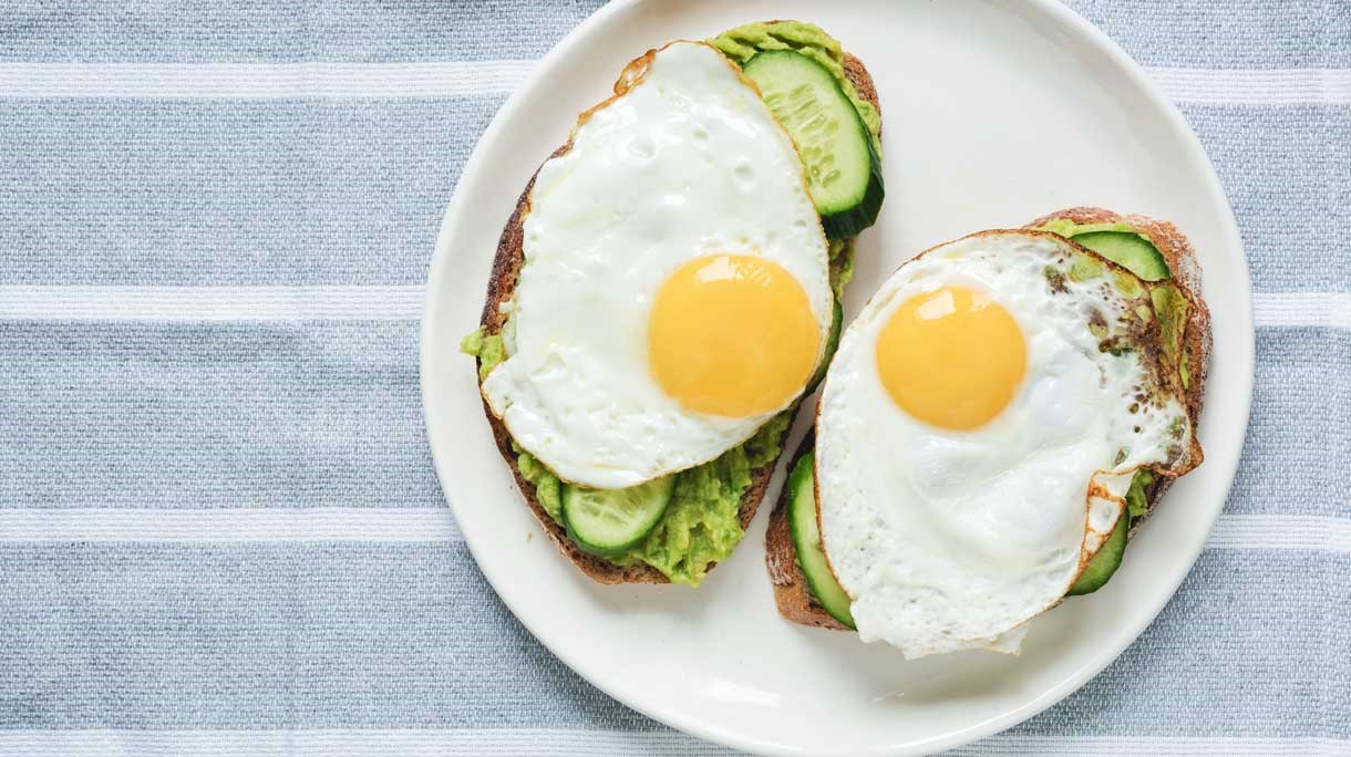 Sandwich met avocado, komkommer en gebakken ei
