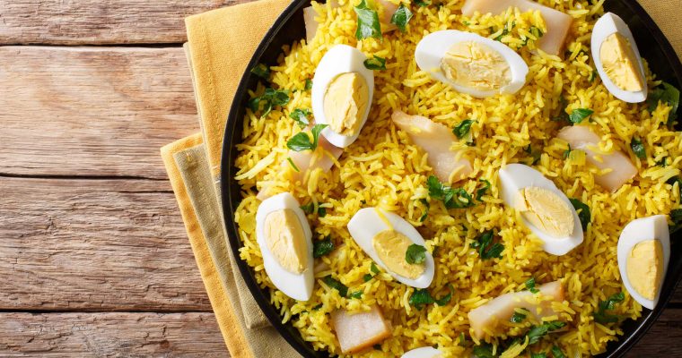 Kedgeree met bloemkoolrijst, schelvis en ei