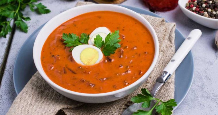 Goed gevulde tomaten-knoflooksoep met ei