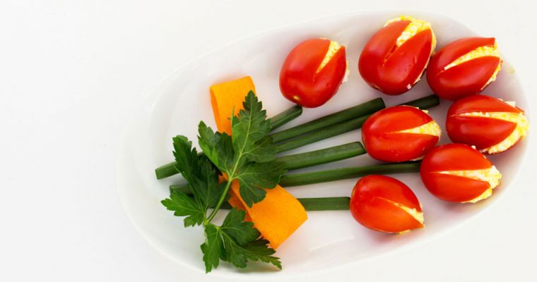 Tulpen van gevulde tomaten met kaas-ei salade