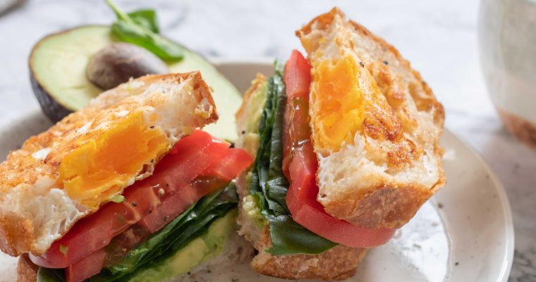 Ei-in-een-gat met avocado, tomaat en spinazie