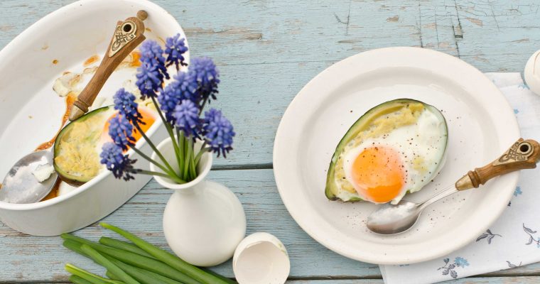 Gevulde avocado met ei uit de oven