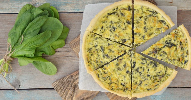 Spinazietaart met verstopte eieren