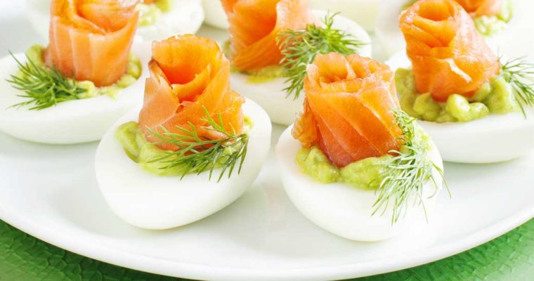 Eieren gevuld met avocado en gerookte zalm