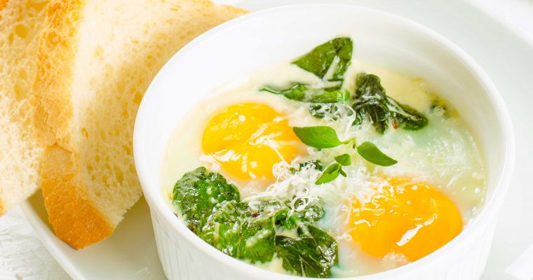 Oeufs en cocotte met spinazie en kaas