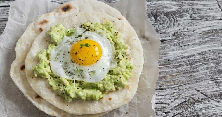 Ontbijttortilla met avocado en ei