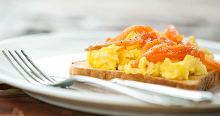 Speltsandwich roerei met gerookte zalm
