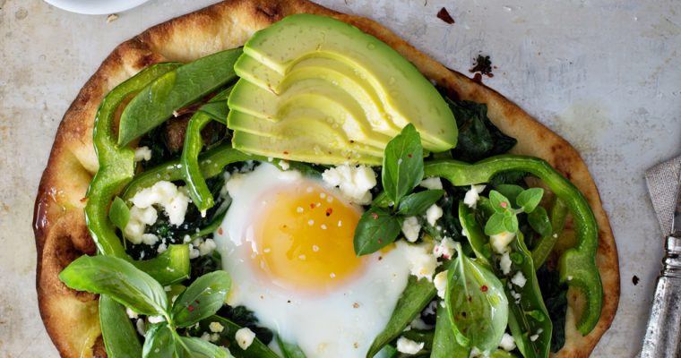 Ontbijtpizza met spinazie, avocado en ei
