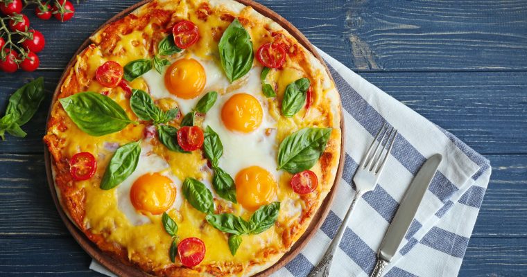 Pizza Margherita met basilicum en ei