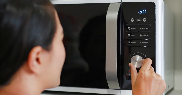 Waarom ontploft een ei in de magnetron?