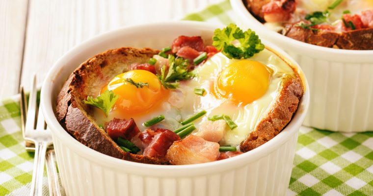 Ontbijtquiches van brood, spek en ei