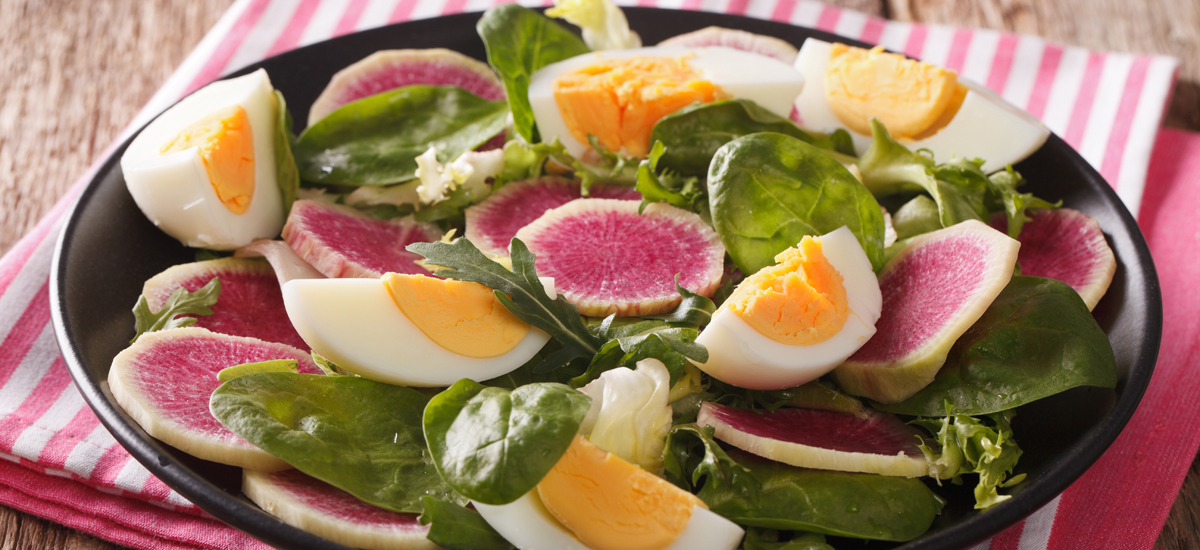 Spinaziesalade met ei, watermeloenradijs en mosterddressing