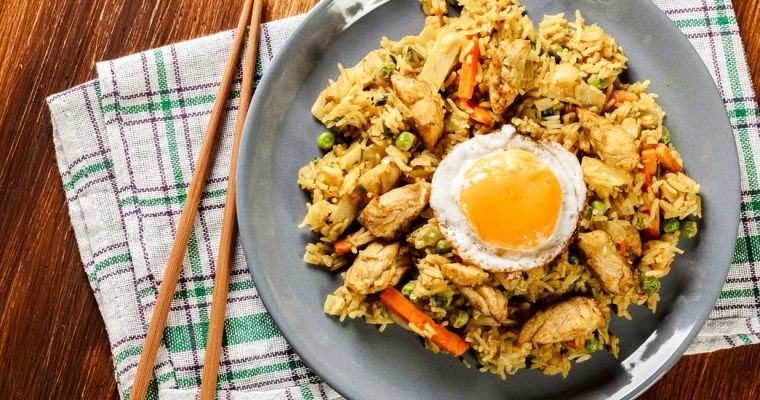 Makkelijke nasi goreng met kip en een eitje