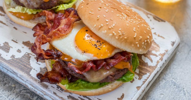 Snelle hamburger met bacon, kaas en ei