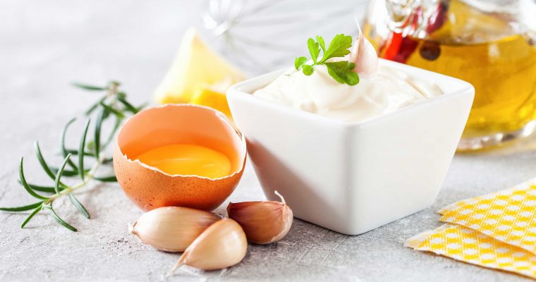 Zelfgemaakte aioli met eigeel