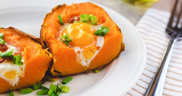 Gevulde zoete aardappels met ei en bacon